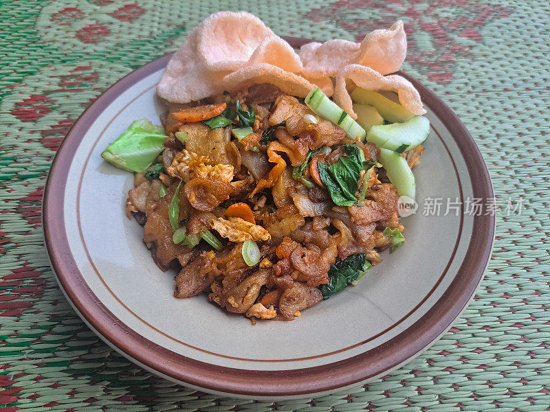 用鸡肉、鸡蛋、薄脆饼干和什锦蔬菜煸炒CapCay或Cap Cai Goreng。食品菜单。